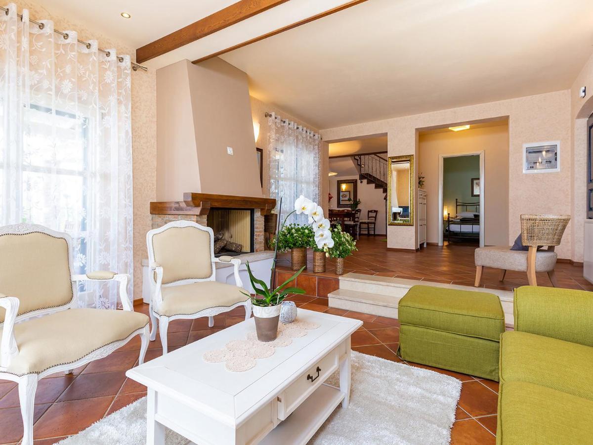 Villa Salvea With Heated Pool Montizana Exterior photo